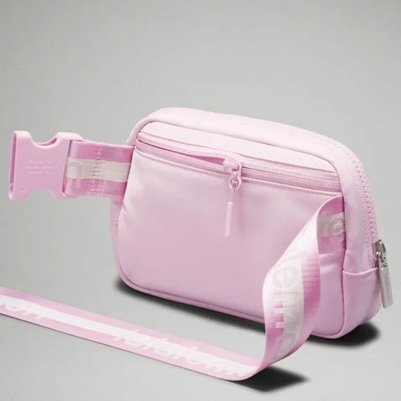 Lululemon Everywhere Belt Bag Wordmark - Picture 3 of 11